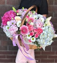 Композиция солнечный день в Волот Цветочная композиция из Розы, Хризантемы, Пионы и Лизиантусы в корзине в Волот