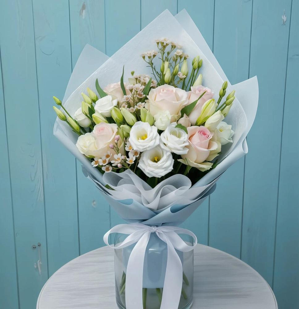 Букет цветов из: Розы и Лизиантусы в Волот