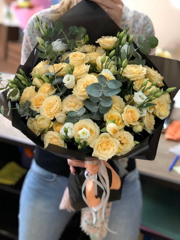 Букет цветов из: Розы и Лизиантусы в Волот