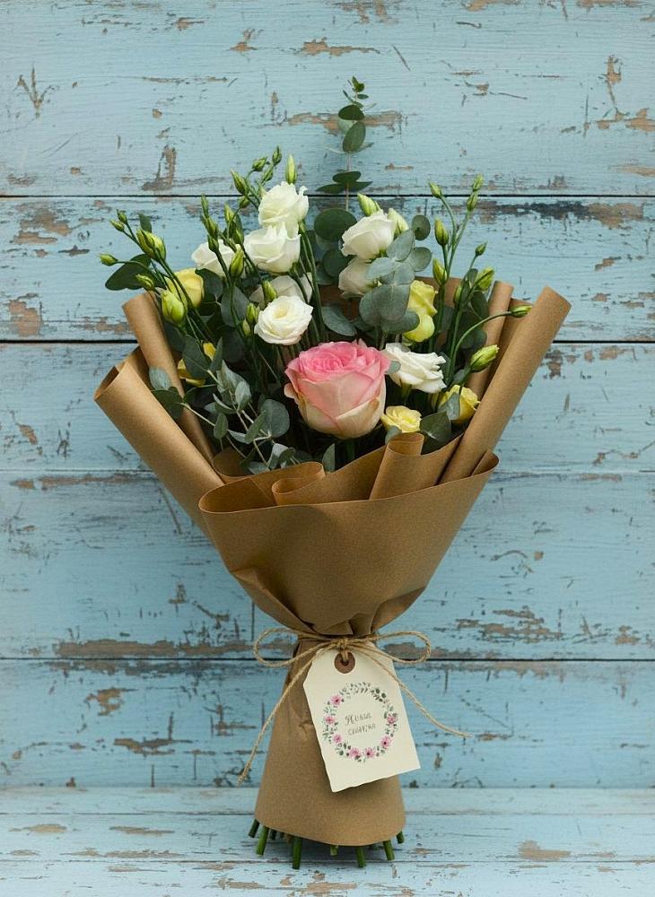 Букет цветов из: Розы и Лизиантусы в Волот