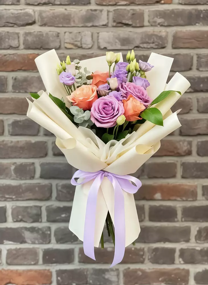 Букет цветов из: Лизиантусы и Розы в Волот