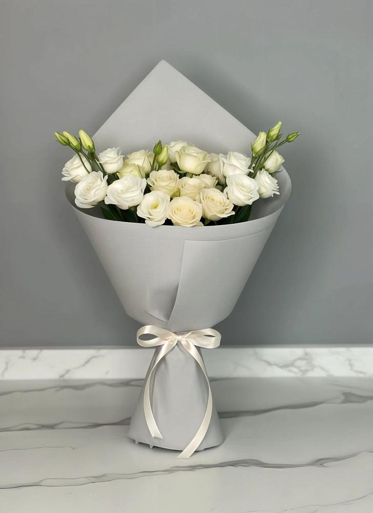 Букет цветов из: Розы и Лизиантусы в Волот