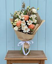 Букет цветов из:  Альстромерии, Лизиантусы, Розы и Хризантемы в Волот