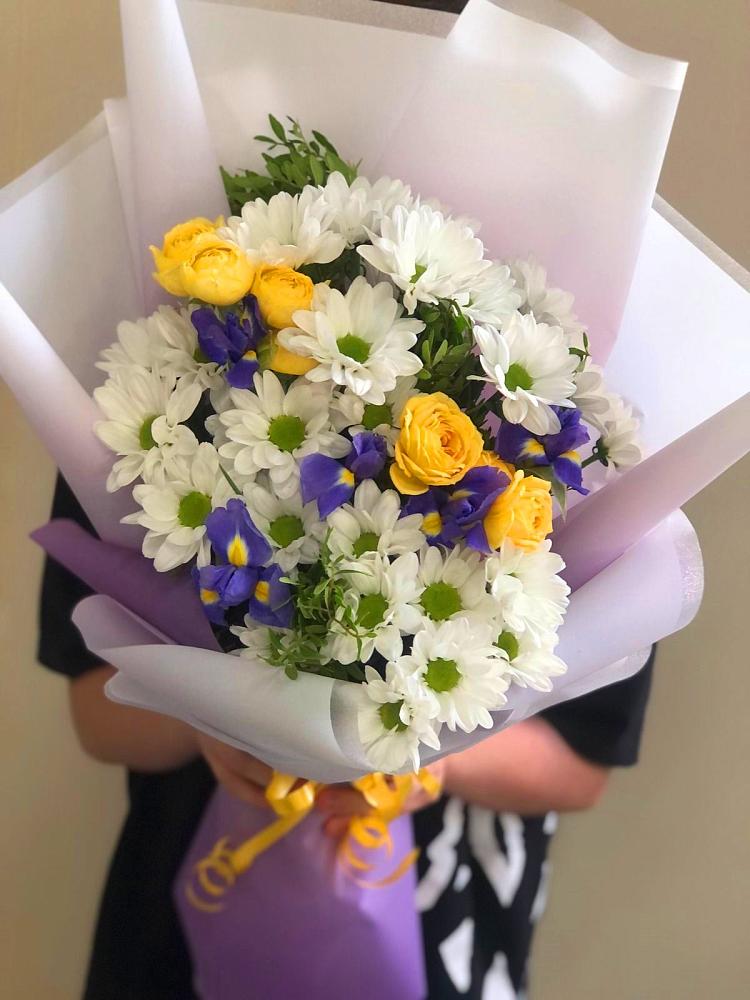 Букет цветов из: Ирисы, Хризантемы и Розы в Волот