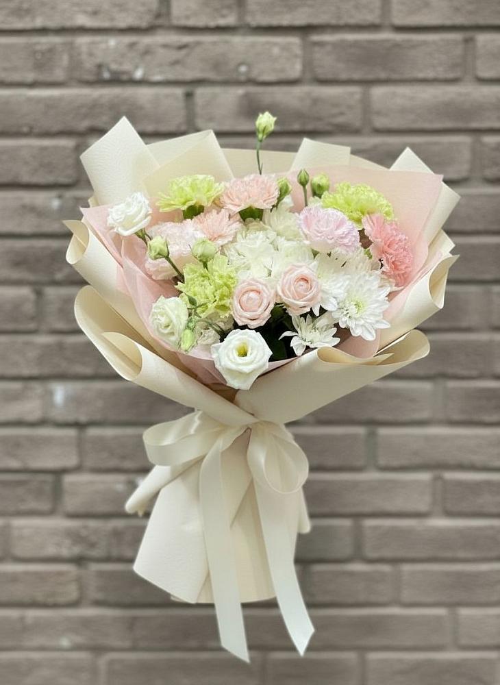 Букет цветов из: Гвоздики, Розы, Лизиантусы и Хризантемы в Волот