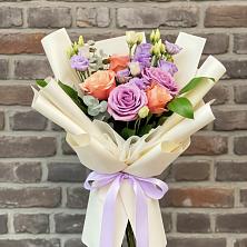 Букет цветов из:  Лизиантусы и Розы в Волот