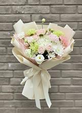 Букет цветов из:  Гвоздики, Розы, Лизиантусы и Хризантемы в Волот