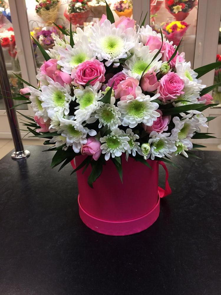 Цветочная композиция из Розы и Хризантемы в шляпной коробке в Волот