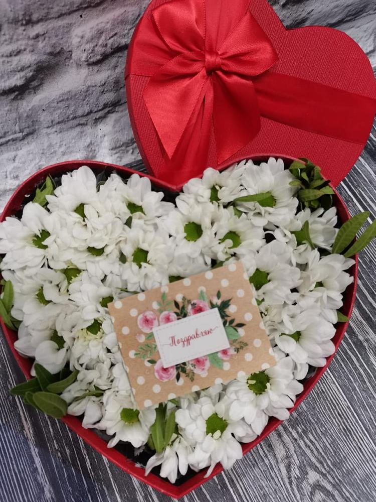 Цветочная композиция из Хризантемы в виде сердца в Волот