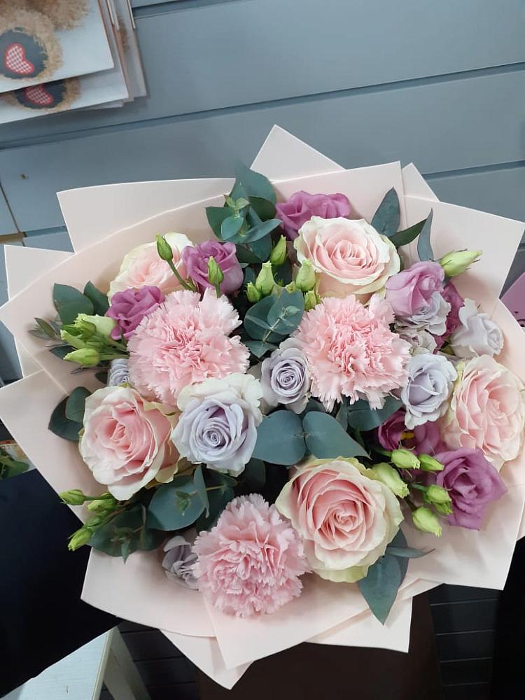 Букет цветов из: Розы, Гвоздики и Лизиантусы в Волот