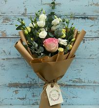 Букет цветов из:  Розы и Лизиантусы в Волот